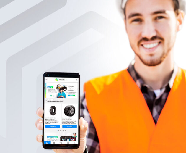 pessoa feliz comprando no app da rech